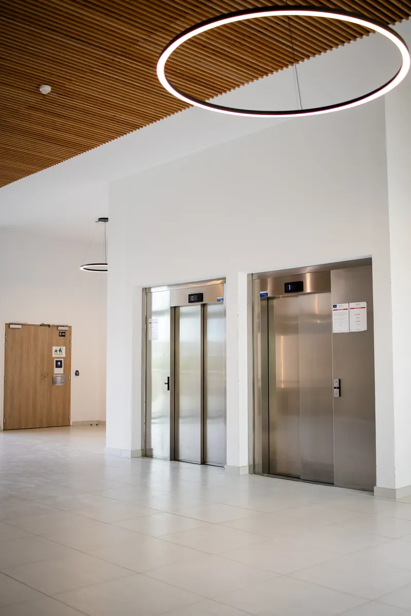 Hall d’entrée lumineux avec ascenseurs, immeuble du cabinet Euphoria Laser à Montpellier