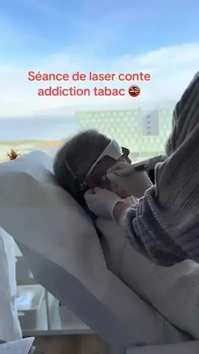 Séance de laser auriculaire contre l'addiction au tabac au cabinet Euphoria Laser
